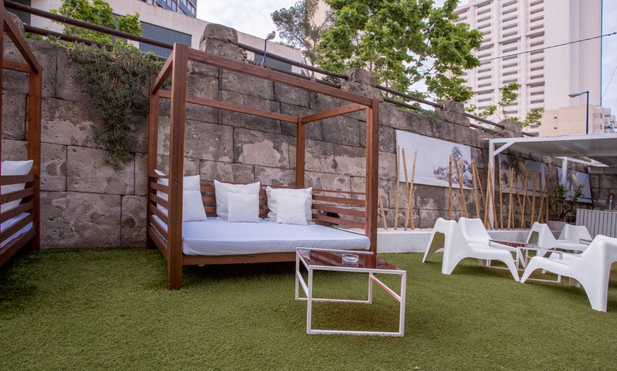 Image 20: Acceso a resort con fiesta, DJ, gogós, pool party y consumiciones