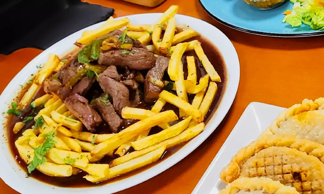 Menú argentino para 2 o 4 con entrante, principal, postre y vino