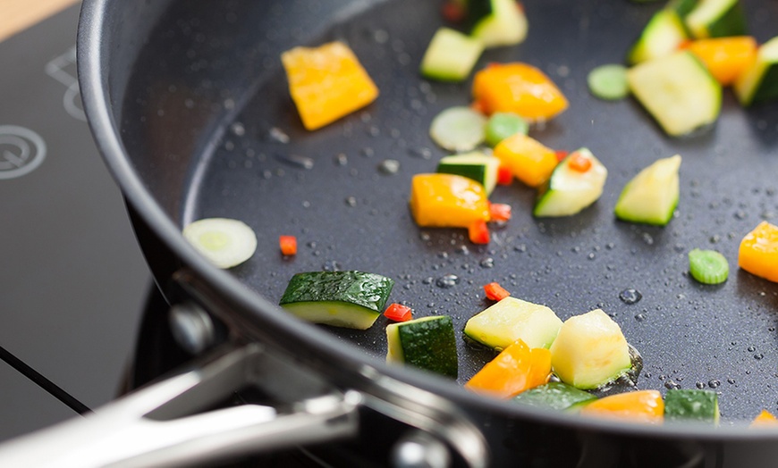 Image 3: Five-Piece Draining Saucepan Set