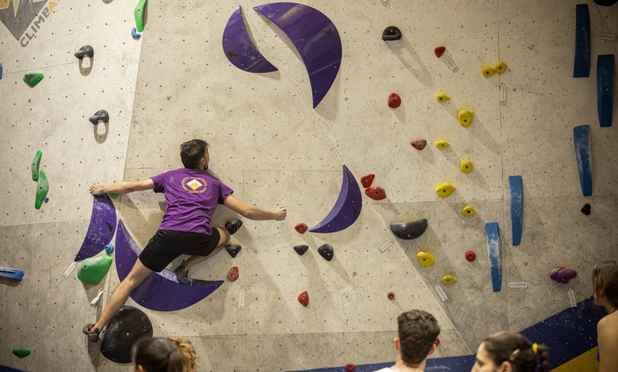 Image 8: ¡Escala sin límites! Acceso libre a rocódromo para niños o adultos 