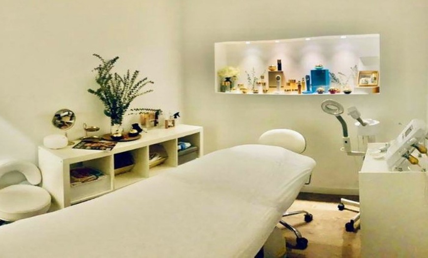 Image 12: Tratamiento de rejuvenecimiento facial en Boutique Spa Cosmetics