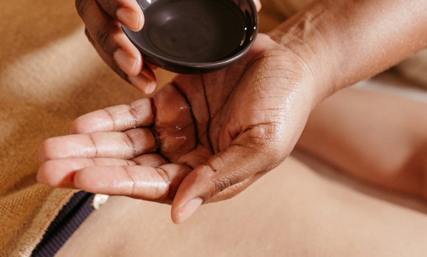 Image 1: Un moment de lâcher-prise avec un massage harmonisant personnalisé