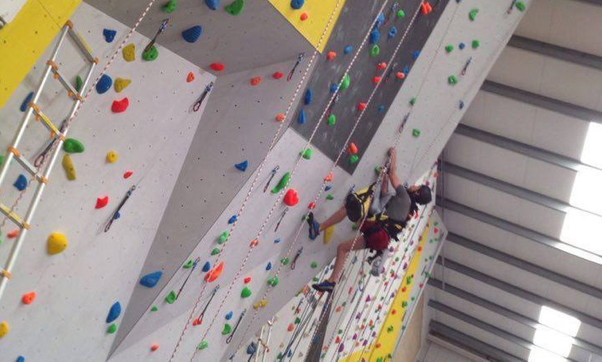 Image 3: One-Hour Indoor Climbing Session