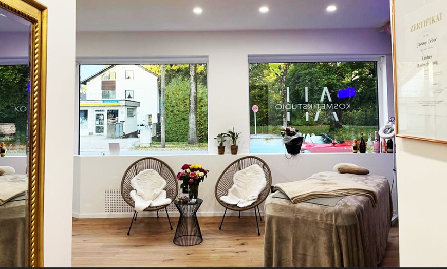 Image 2: Wimpern- oder Augenbrauen-Behandlung für 1 Person