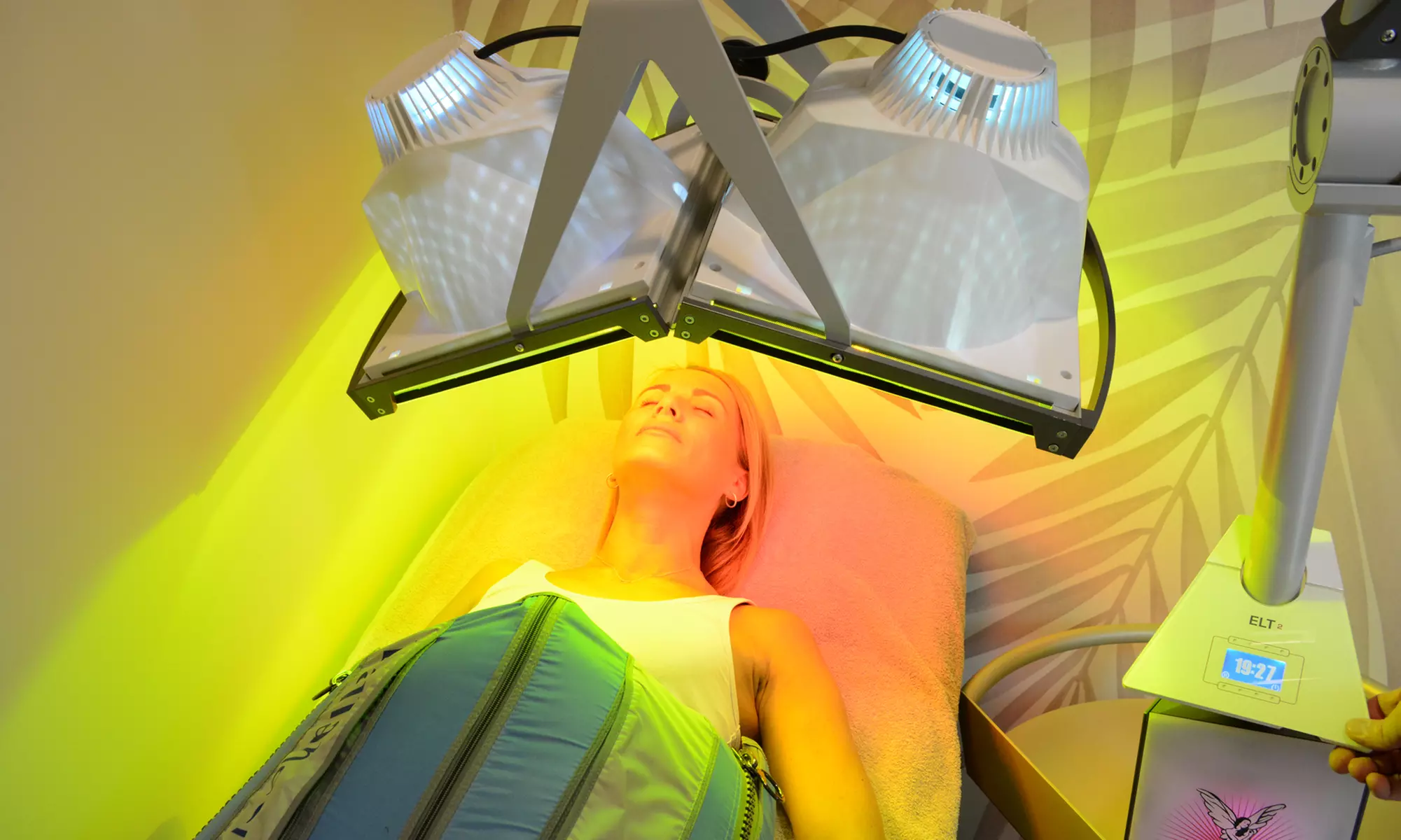 1-2x Beautylight inkl. pflegende Hyaluron- od. Feuchtigkeitsmaske bei 1 Person bei SMARTSUN (bis zu 73% sparen) - Primary Image