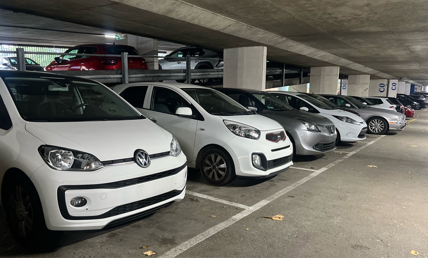 Image 4: Veilig en snel parkeren bij Rotterdam Airport