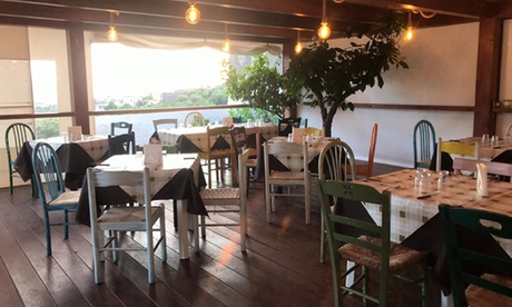 Menu casareccio o bistecca con vino per 2 o 4 persone alla trattoria O'Maistiello (sconto fino a 69%)