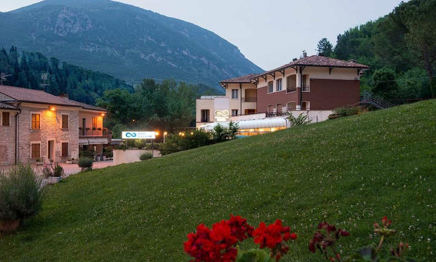 Image 14: Marche: soggiorno per 2 con colazione o mezza pensione 