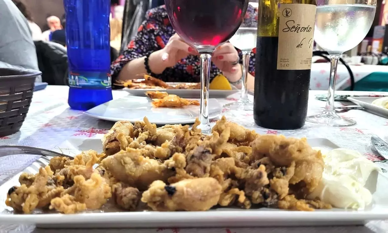 Menú con 6 raciones, postres y botella de vino para hasta 5 personas
