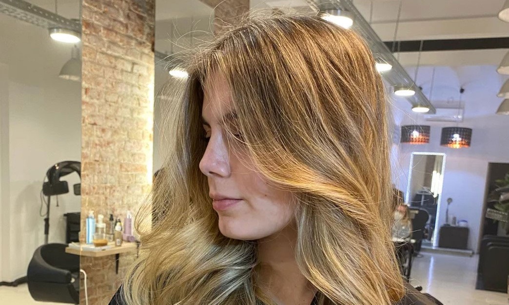 Sesión de peluquería, opción a corte y color, junto al Paseo de Gracia