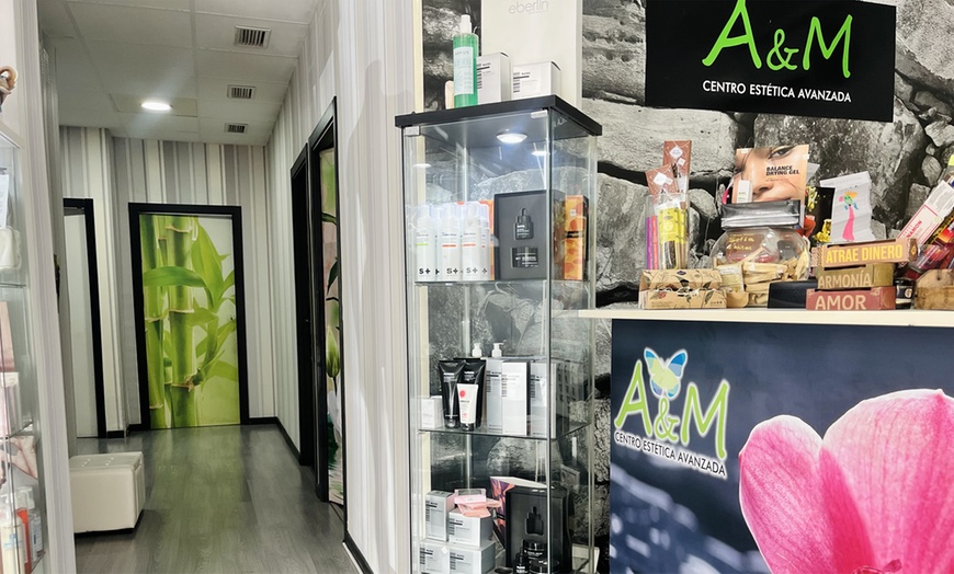 Image 2: Tratamiento facial Dermapen con cóctel rejuvenecedor y extras 