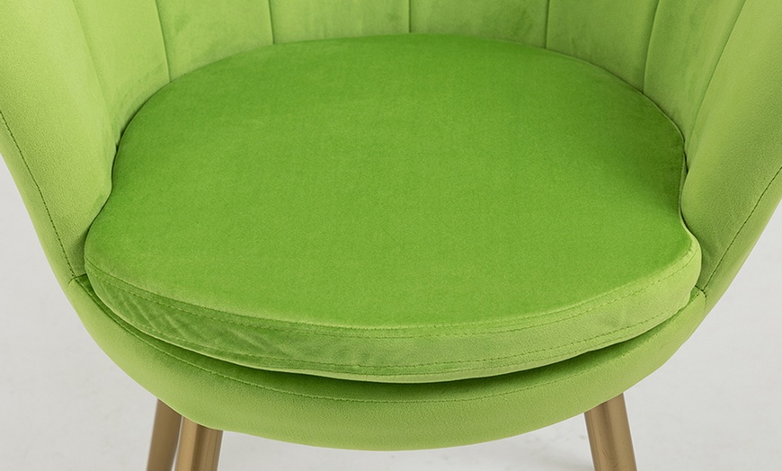 Image 35: Fauteuil "Maddina" effet velours en forme de coquille