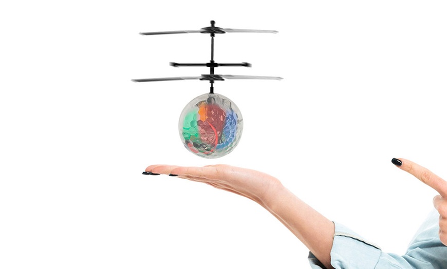 Image 4: Doodle LED Flying Helicopter Ball