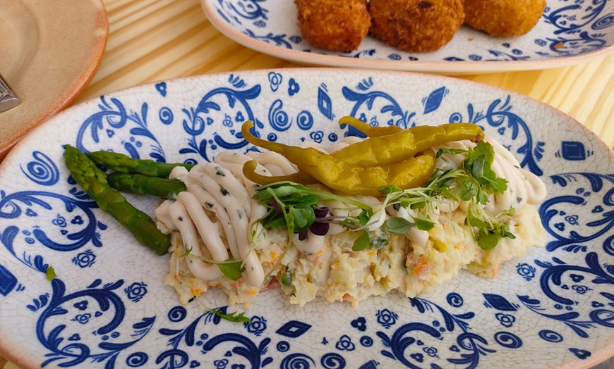 Image 3: Menú de cochinillo al horno de leña en Asador Reconquista