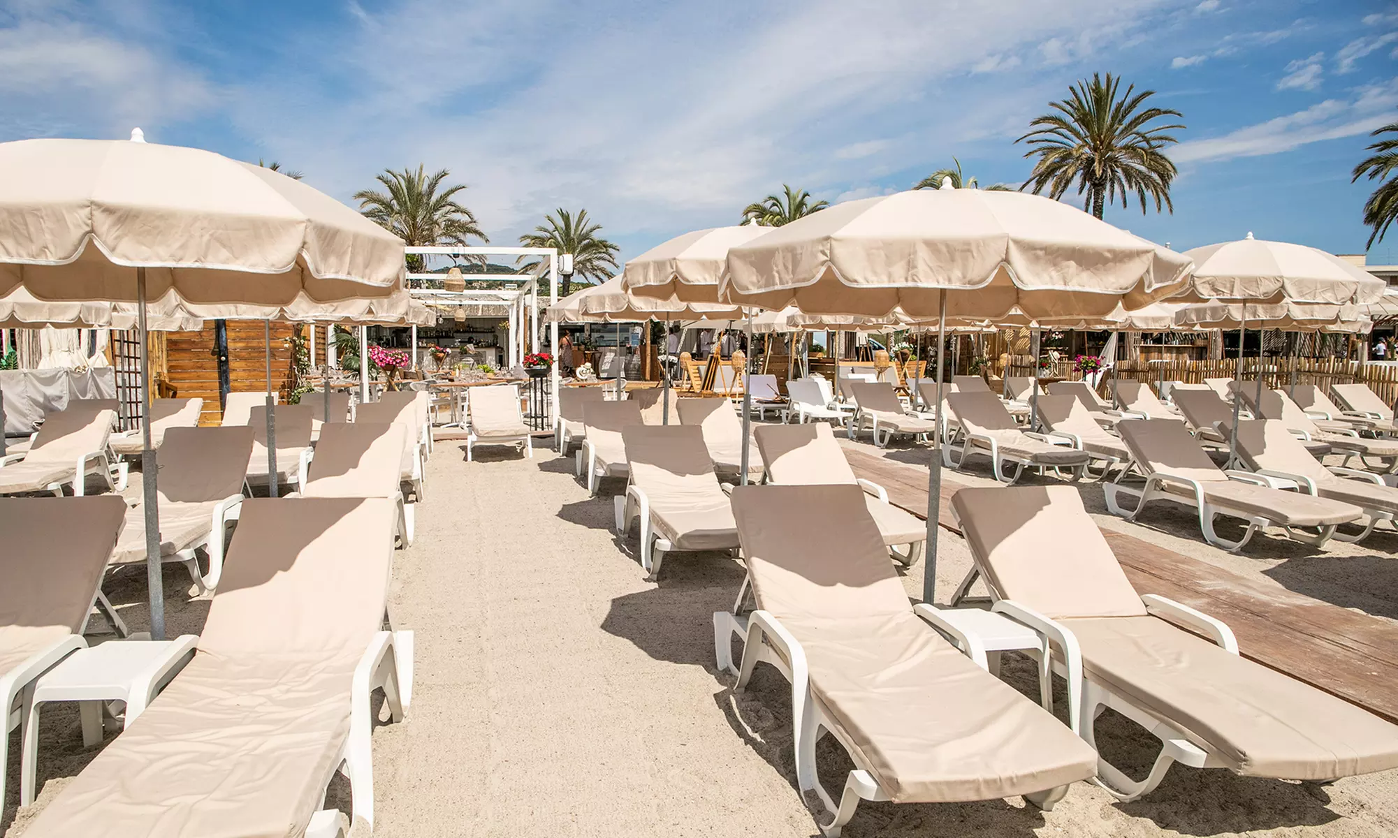 Journée plage privée à deux : détente privilégiée à Golfe-Juan