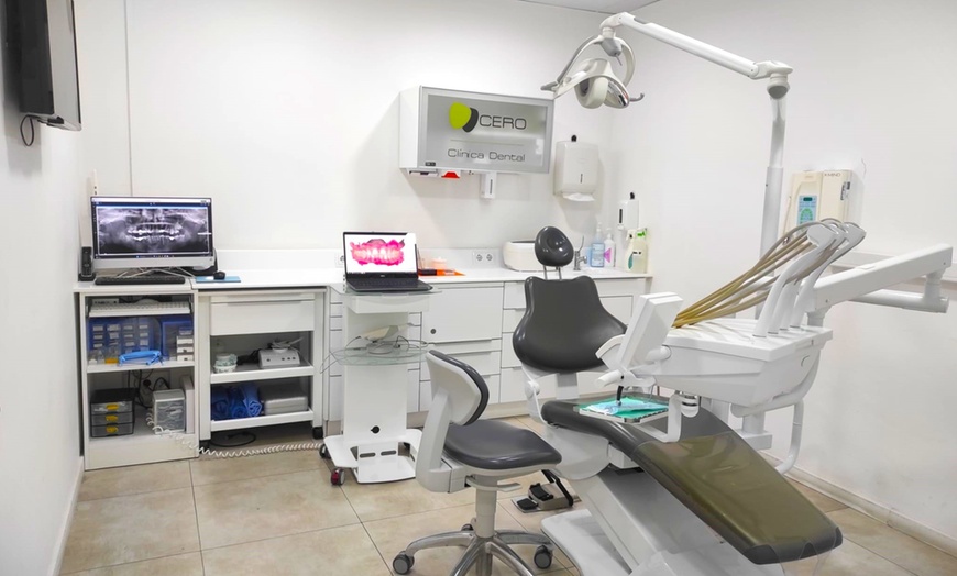 Image 2: Cuida tus dientes con una higiene dental o blanqueamiento para 1