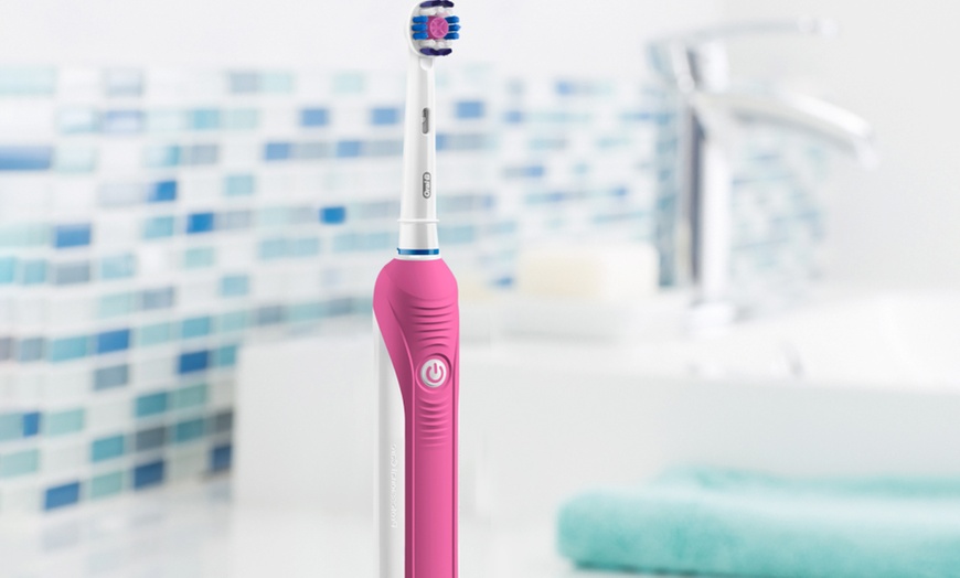 Image 6: Braun Oral-B Pro 650 Toothbrush