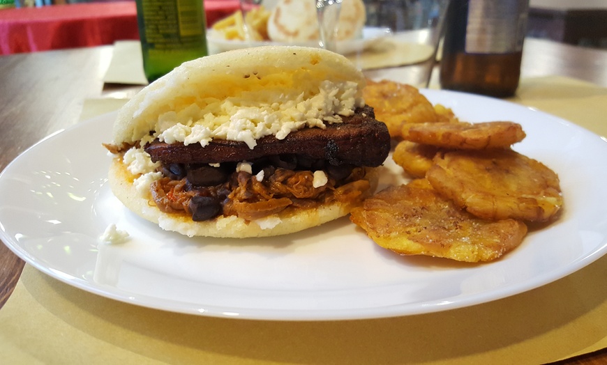 Image 3: Menu venezuelano: arepas e birra