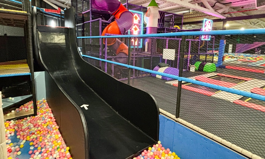 Image 3: 1 hora de saltos en parque de colchonetas World Jump para 1 persona