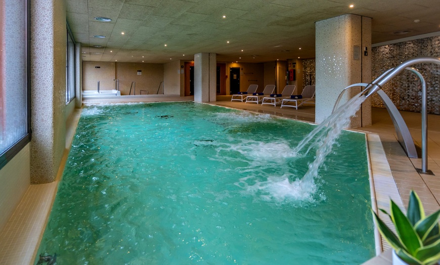 Image 1: Bienestar de lujo: spa para 2 con opción a masaje y menú en resort 4*