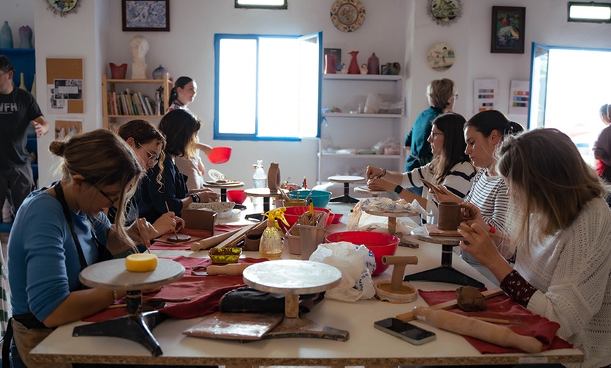 Image 2: Experiencia de alfarería o decoración de cerámica con picoteo y bebida