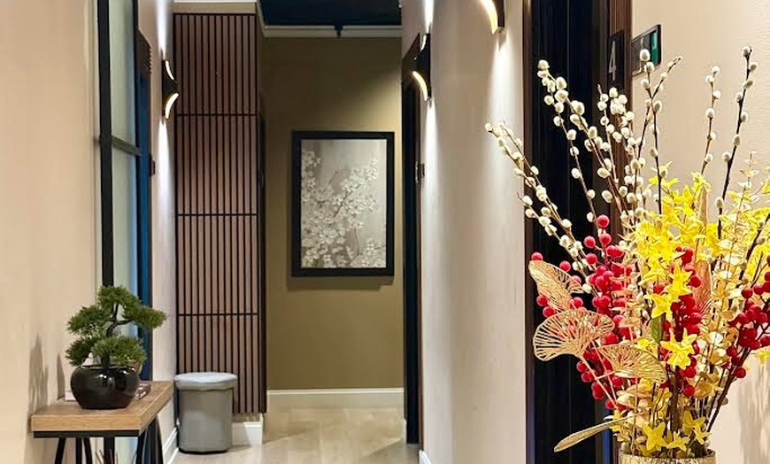 Image 6: 60- or 90-Min Couples Massage with Hot Towels + Foot Detox