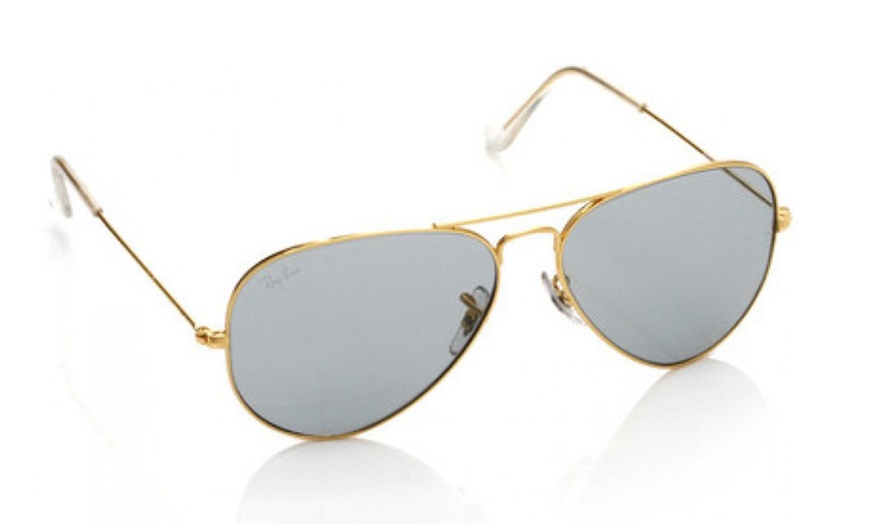 Image 12: Classic Ray-Ban Aviators