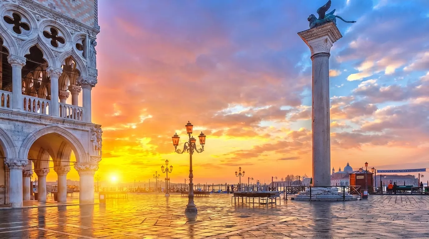✈ Venice: Relax Up to 4 Nights with Return Flights