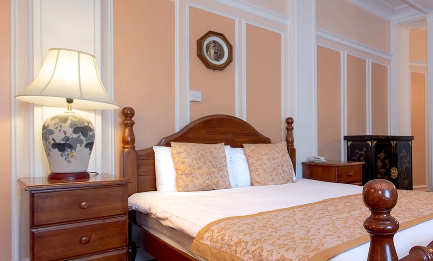 Image 2: Liverpool: 1 Night Stay for 2 with Breakfast, Afternoon Tea or Dinner