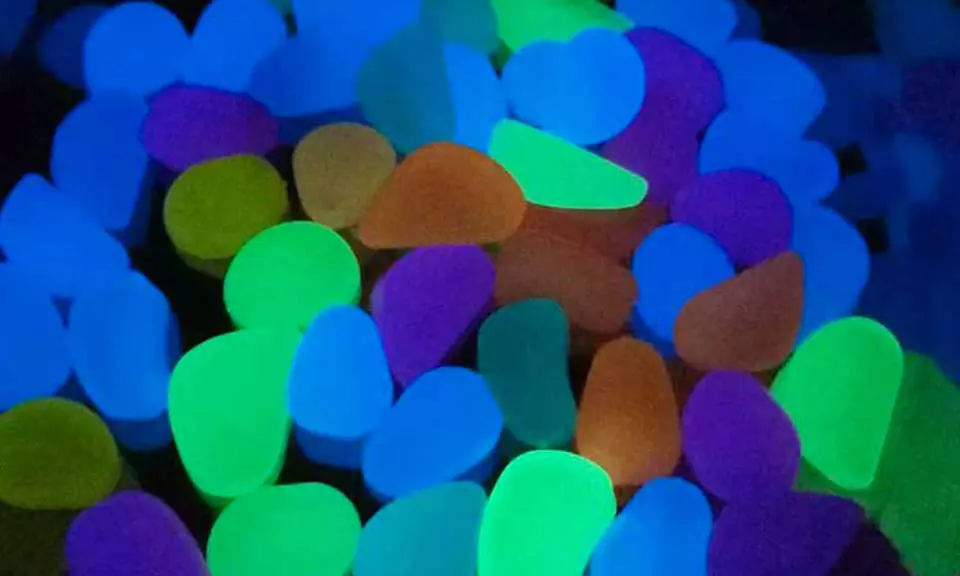1 ou  2 lots de 100 pierres fluorescentes artificielles imitation galet - Primary Image