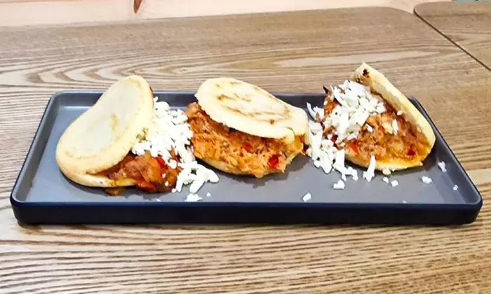 Menú venezolano para 2 o 4 con entrante, principal, postre y bebida