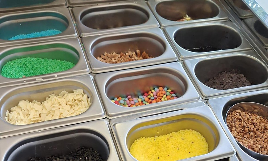 Image 4: 1, 2 od. 4x kleiner, mittel- oder großer Frozen Joghurt mit 2 Toppings