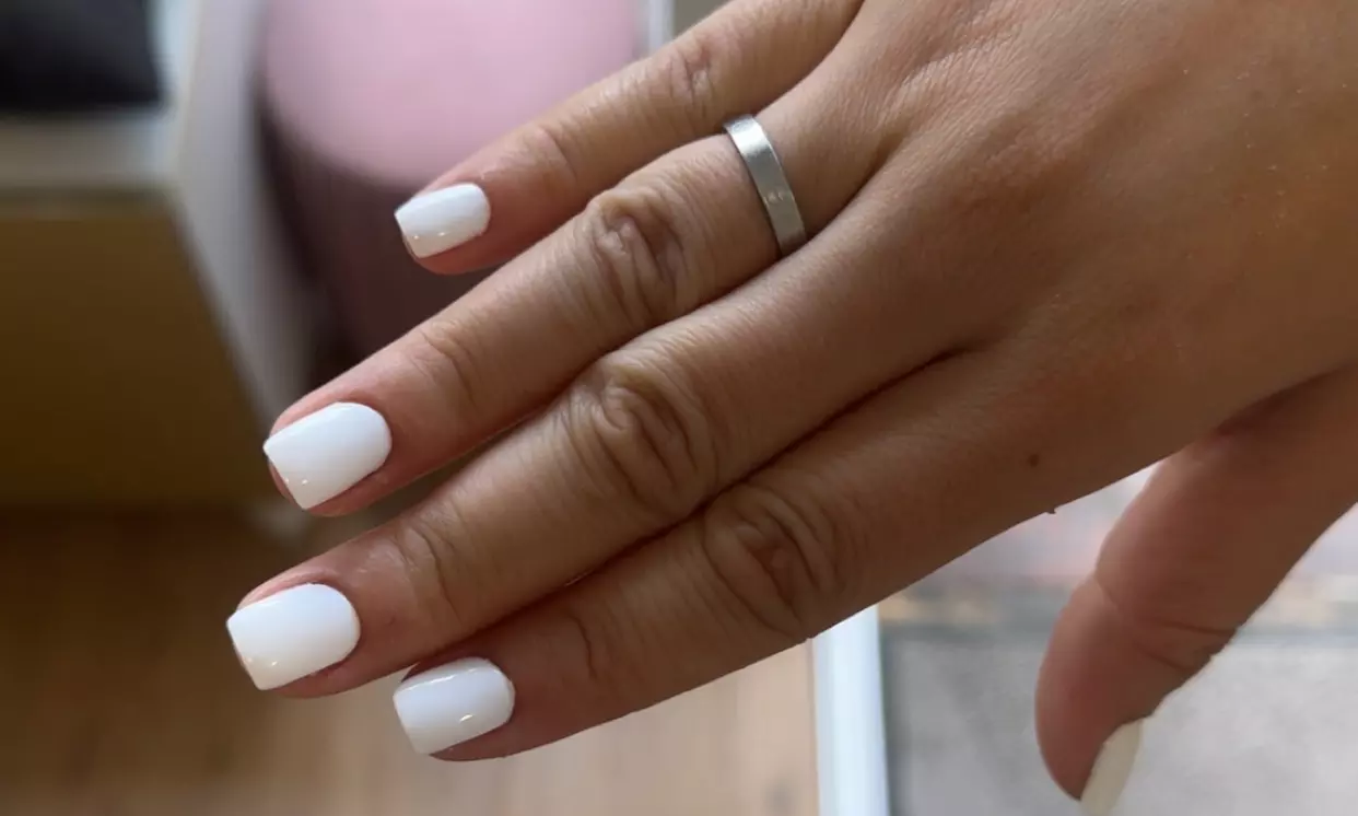 Beauté des mains express et pose de vernis semi-permanent