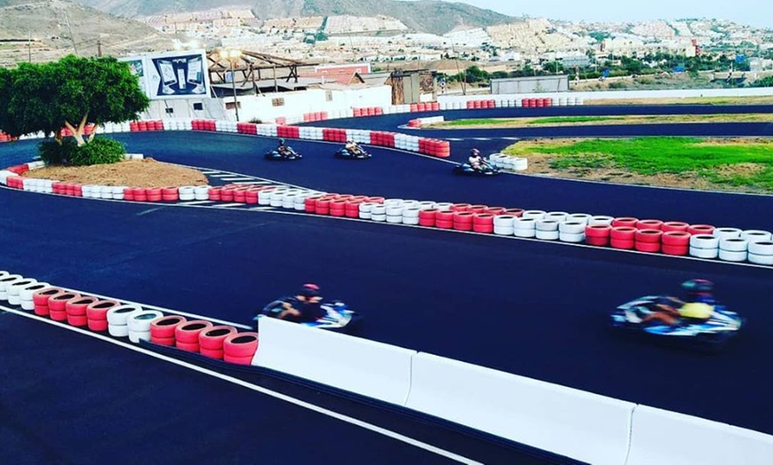 Image 3: ¡Adrenalina pura! Karting en circuito lleno de curvas y diversión