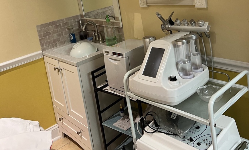 Image 5: Regular or Delux HydraFacial Treatment