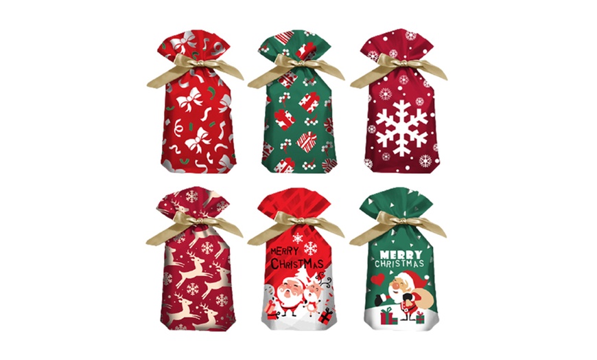 Image 1: 50-Piece Christmas Drawstring Gift Bag Set