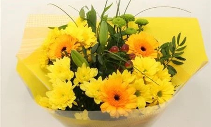 Image 6: Get a Choice of Letterbox Flowers for Christmas from Box and Blume