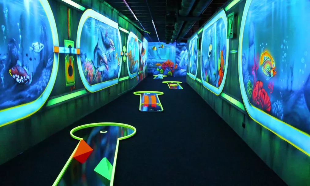 Spaß garantiert bei 1 Spiel 3D Minigolf & Equipment für 2-6 Personen