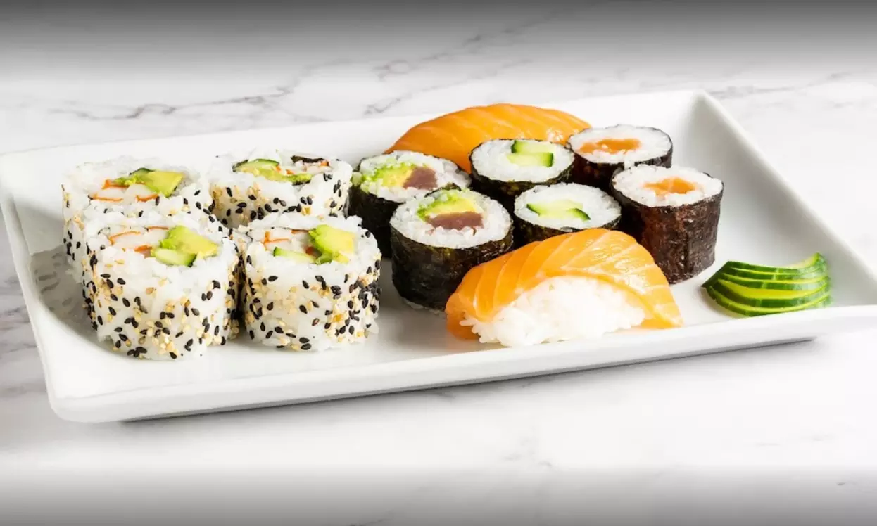 Planazo de sushi: menú para 2 o 4 personas con tabla a compartir