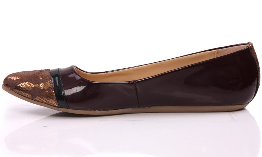 Image 4: Ladies' Flat Pumps 