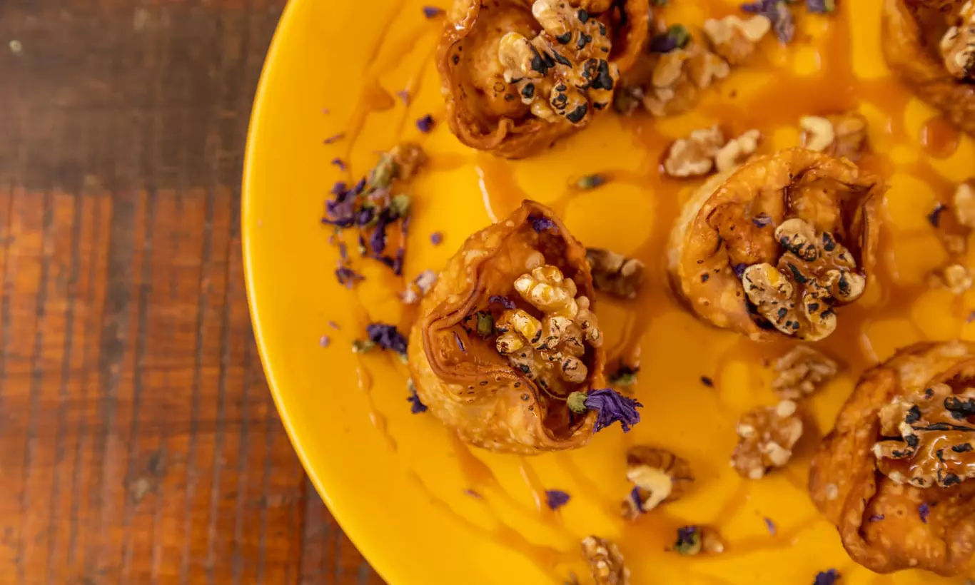 Menú venezolano con arepas, entrantes y pizza frita con helado