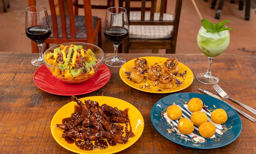 Image 1: Menú venezolano con arepas, entrantes y pizza frita con helado 