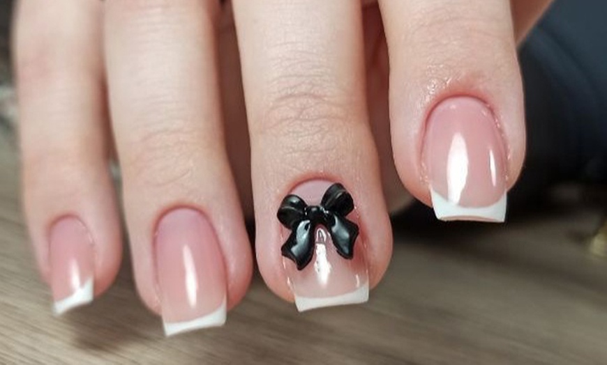 Image 1: Piękne paznokcie na co dzień: manicure i pedicure hybrydowy