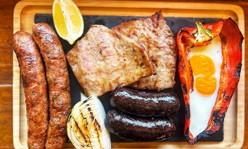 Image 1: Siente los sabores argentinos con un menú de milanesas o parrillada