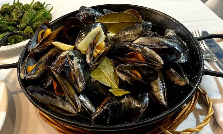 Menú de mariscada o parrillada de carne con entrante, bebida y café