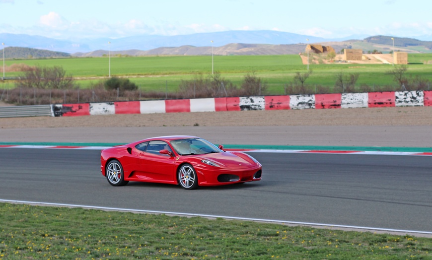 Image 2: Conducción de un Ferrari en circuito corto en Best Experience