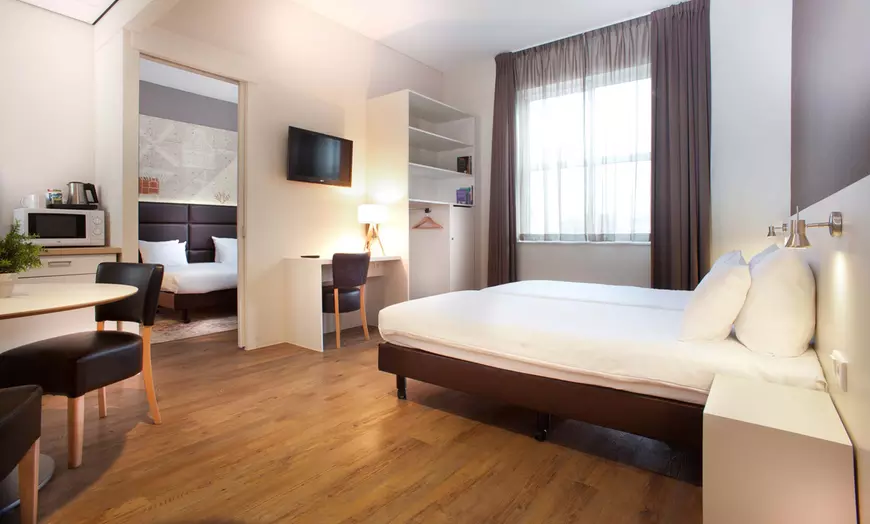 Image 7: Zaan Inn: twin- of king tweepersoonskamer of family suite met ontbijt