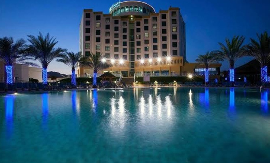 Image 3: Pool and Beach Access with F&B Credit Up to AED 200