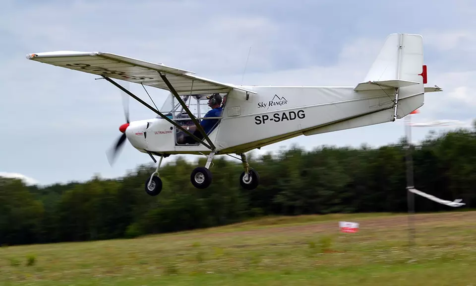 Niezapomniane przeżycie: lot z adrenaliną, szkolenie pilota i więcej