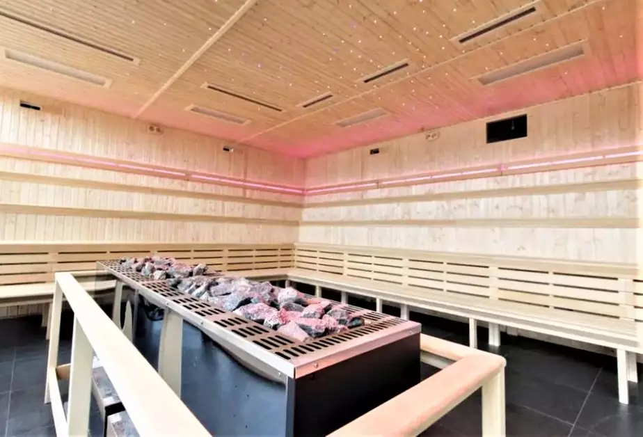 Wejście do Term Krakowskie Błonia z napojem